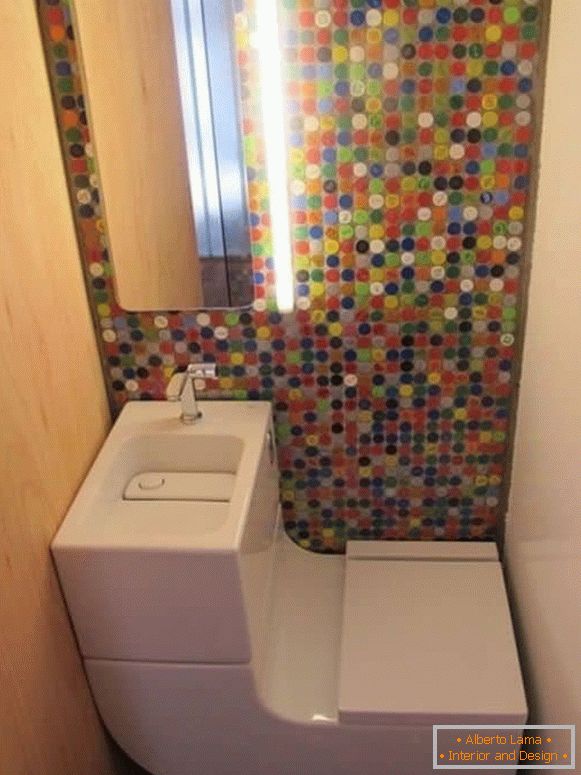 Malé WC s moderní toaletou a světlou mozaikou