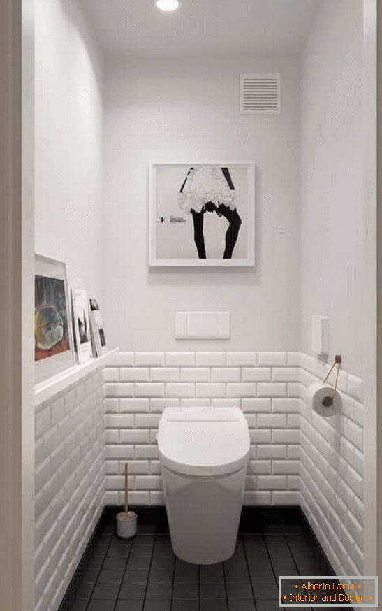 Malá toaleta v bílém s tmavou podlahou