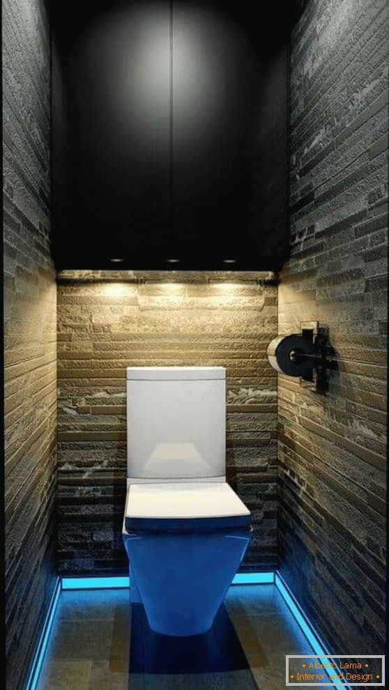 Originální osvětlení v malé toaletě se závěsnou skříní