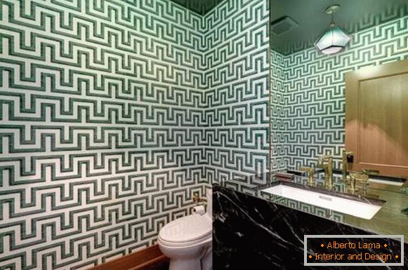 Luxusní toaletní interiér se zelenými tapety a mramorovým nábytkem