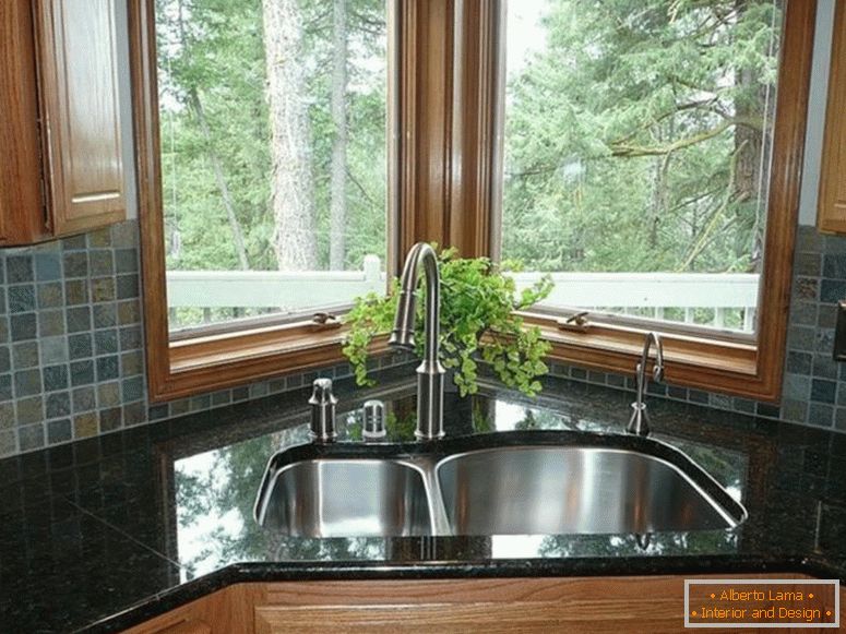 exotické-šedé-backsplash-dlaždice-kombinované-s-černý-granit-countertop-také-roh-kuchyně-dřez design