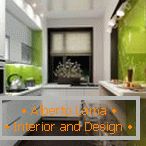 Zelený a bílý interiér kuchyně