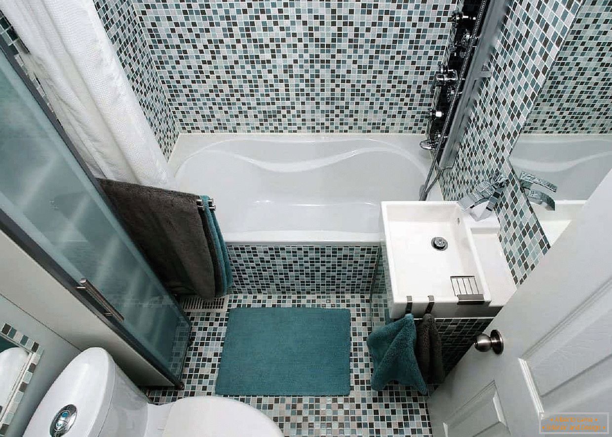 Koupelna v panelovém domě zdobená mozaikou