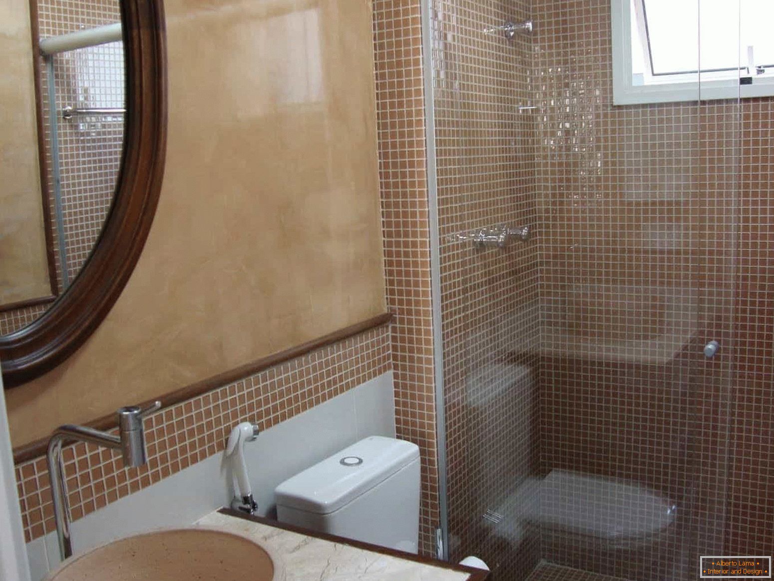 Mosaic je populární při dokončení koupelny v panelovém domě