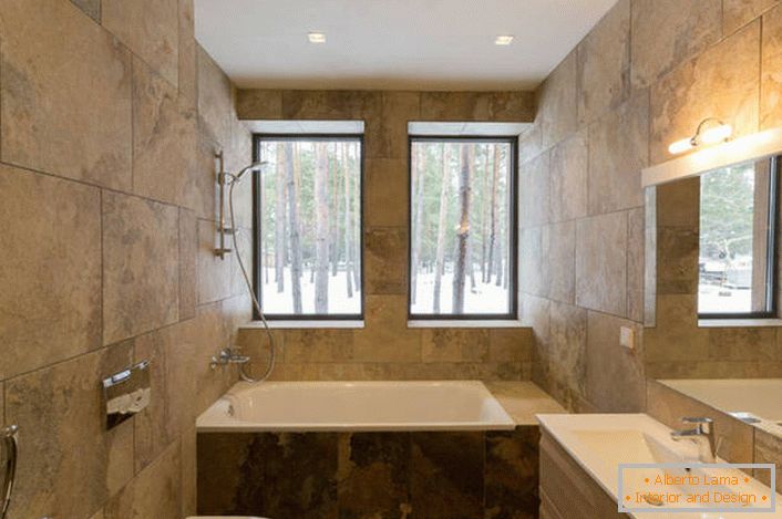 Neobvyklým řešením pro návrh koupelny v minimalistickém stylu je použití při dokončování keramických obkladů, napodobujících texturu přírodního kamene.