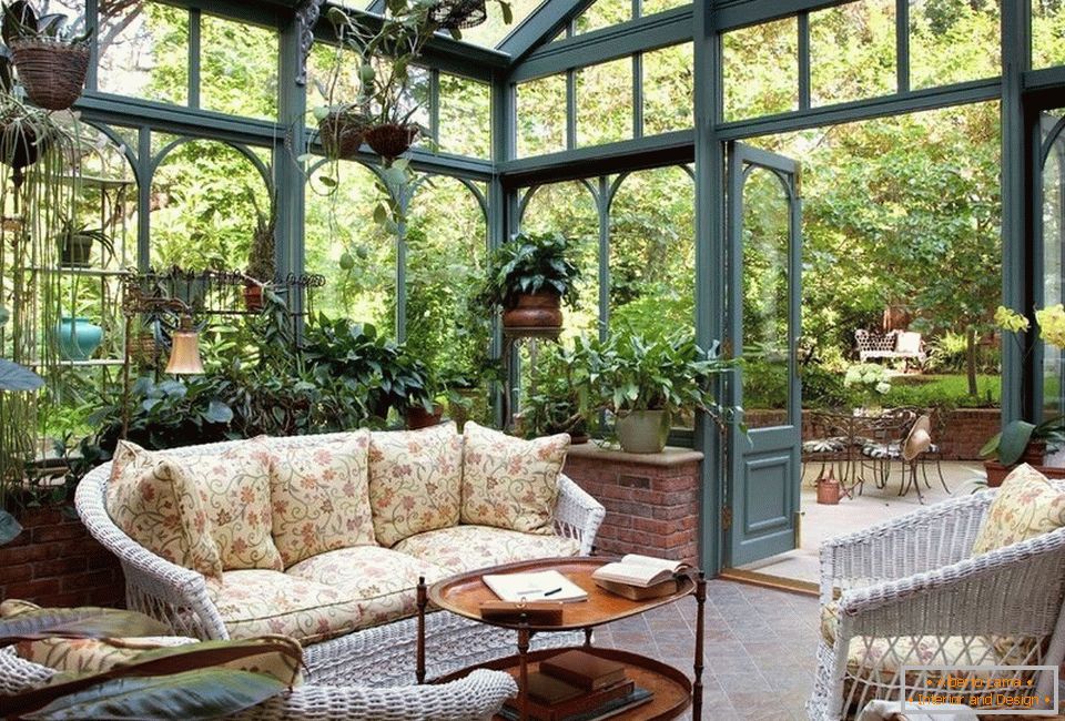 Proutěné židle a pohovka na verandě