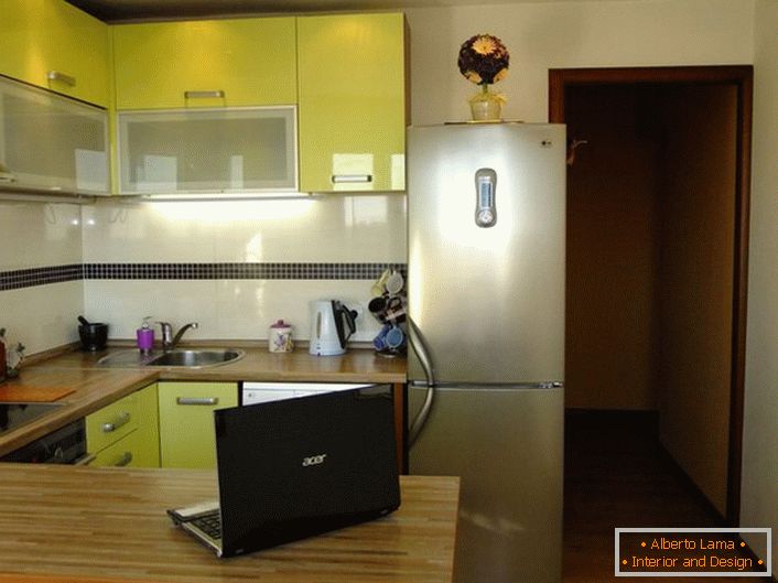 Stylová kuchyňská plocha o rozloze 12 m² olivové barvy. Kuchyňský prostor je uspořádán prakticky a funkčně.