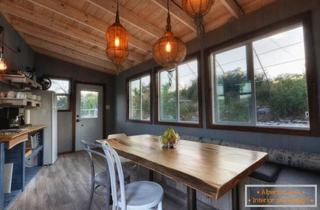 Stromový dům pro odpočinek od ArtisTree: большие окна на кухне