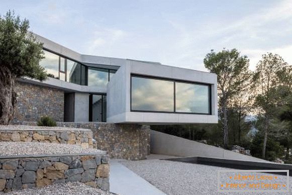 Budování domu ve stylu high-tech, betonu a kamene