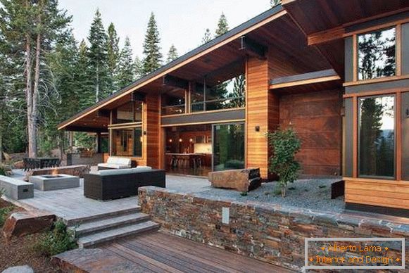 Hi-tech dům vyrobený ze sip panelů s dřevěnou a kovovou výzdobou