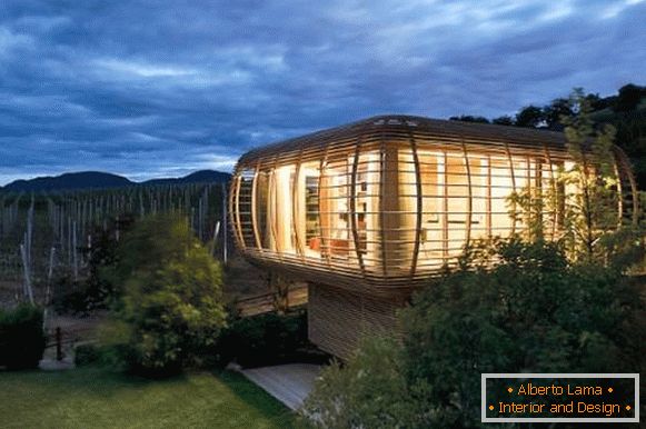 Neobvyklé dřevěné domy v high-tech stylu