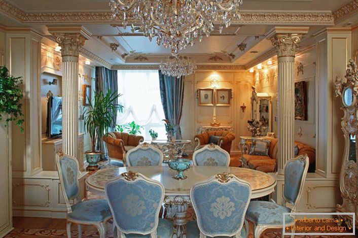 Luxusní jídelna je zařízena v barokním stylu.
