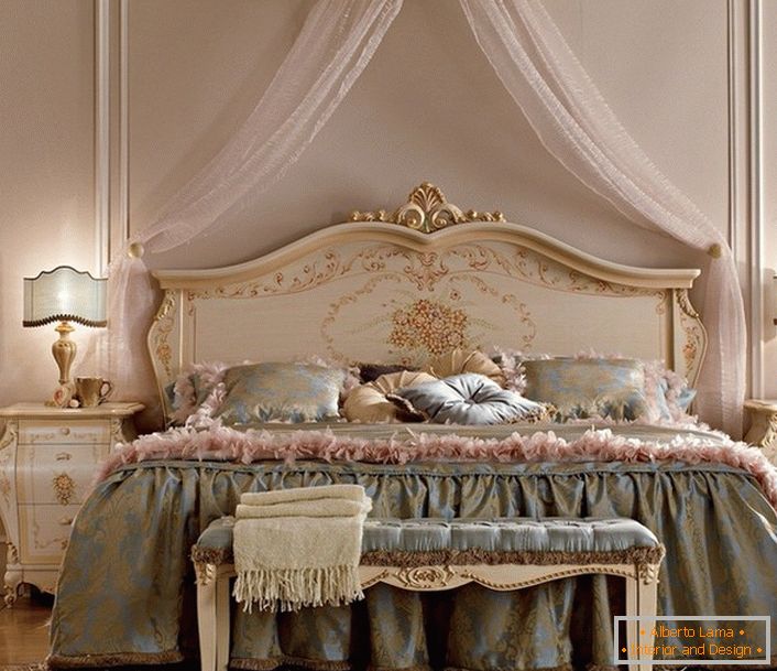 Světlý baldachýn nad postelí činí atmosféru v místnosti útulnou a romantickou.