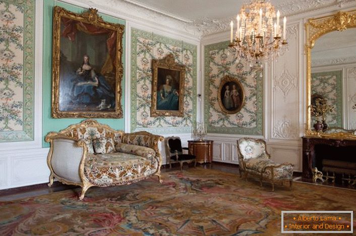Luxusní a bohatství jsou základní barokní styly.