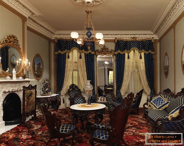 Čalouněný nábytek a závěsy jsou vyrobeny z jedné látky v tmavě modré kleci. V nejlepších tradicích barokního stylu jsou interiérové ​​prvky zdobeny zlatými prvky.