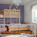 Dětská místnost s dřevěným dvoupodlažním lůžkem