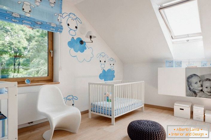 Návrh interiéru dětského pokoje ve skandinávském stylu je zajímavý tvůrčím designem stěn. Kresby - samolepky - vhodná volba pro dětský výzdobu.