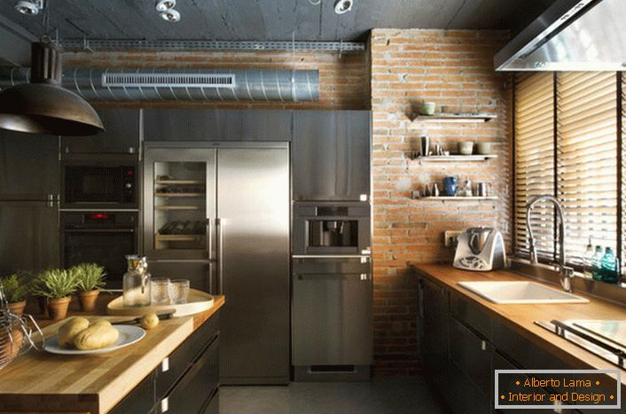 Kuchyňský prostor ve stylu podkroví. Správný příklad funkční organizace - okenní parapet je zapojen do pracovního prostoru.