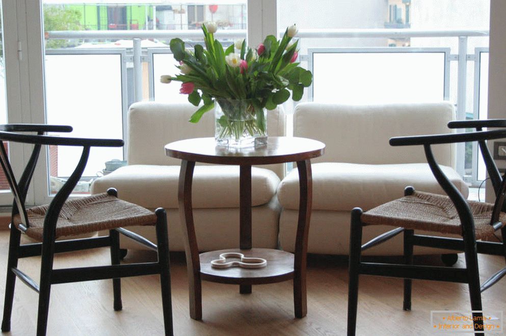 Neobvyklé tvary židlí a stůl s květinami