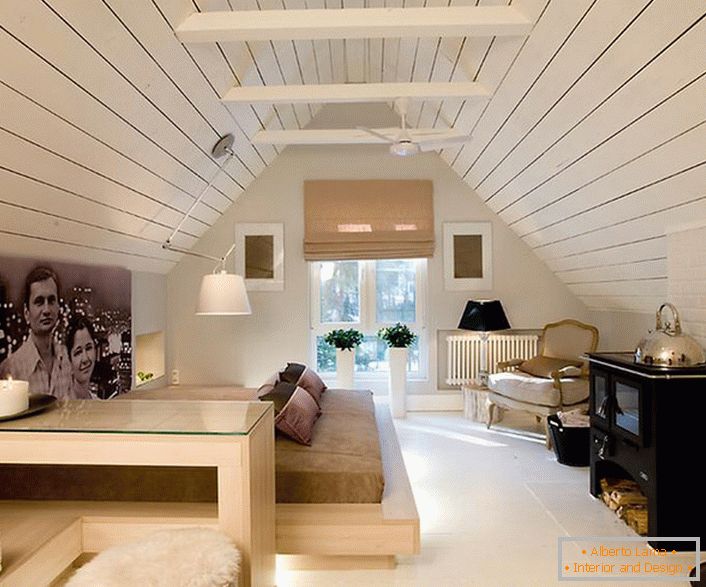 Podkroví je vyzdobeno v minimalistickém stylu s poznámkami z chaty. V duchu vesnického stylu je ložnice zvláštní a nezapomenutelná.
