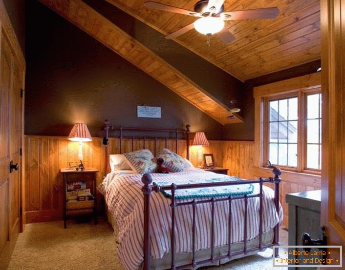 Pokoj pro hosty na podkroví ve stylu chaty je prostorný a není nadbytečný s dekorativními prvky.