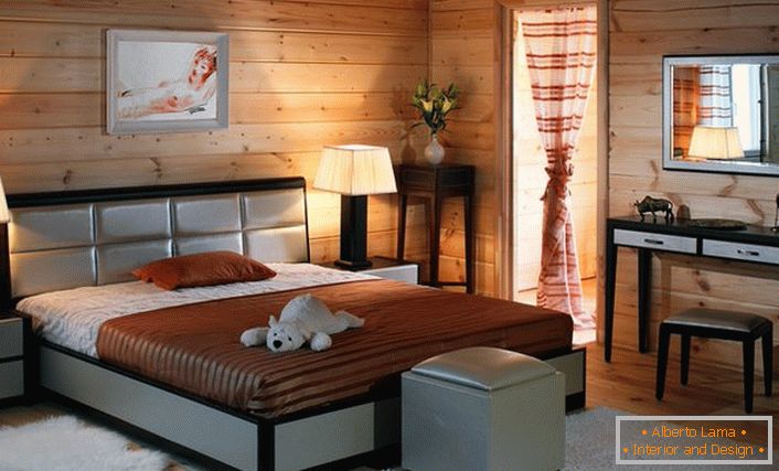 Stěny místnosti z dřevěného rámu jsou harmonicky kombinovány s ložním nábytkem barvy cenogee.