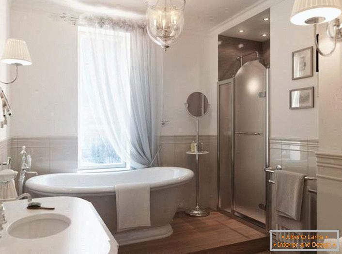 Velká keramická bílá koupelna se stává vrcholem interiéru místnosti. Okno je pokryto průsvitnou padací clonou z přírodní tkaniny, která plně odpovídá stylu secese.