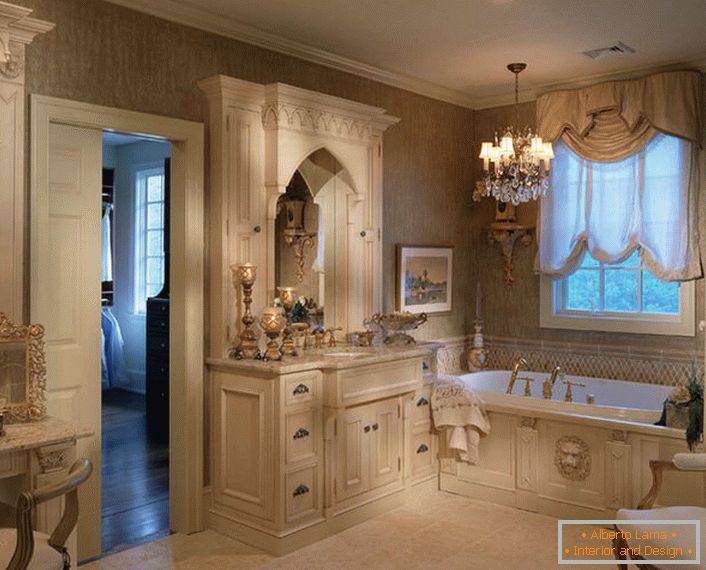 Elegantní design s náznaky pompéznosti je v realitě obsažen v koupelně v secesním stylu.