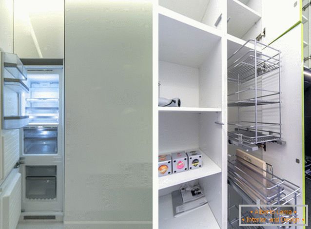 Moderní chladnička v interiéru kuchyně