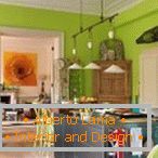 Kuchyně se světle zelenými stěnami