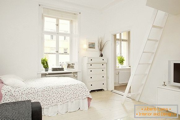 Interiér komfortního ložnicového bytu ve Švédsku