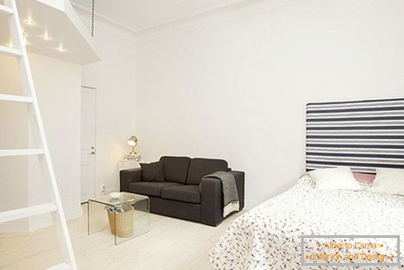 Interiér komfortní ložnice a obývacího pokoje ve Švédsku