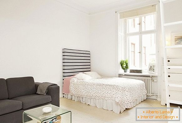 Interiér komfortní ložnice a obývacího pokoje ve Švédsku