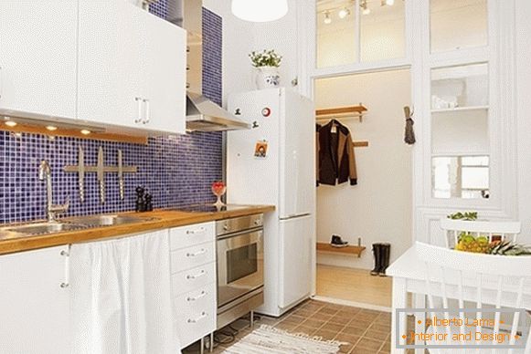 Interiér komfortních kuchyňských bytů ve Švédsku
