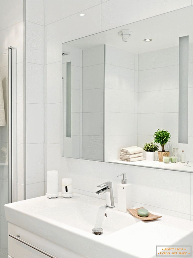 Interiér moderního koupelnového bytu ve Švédsku