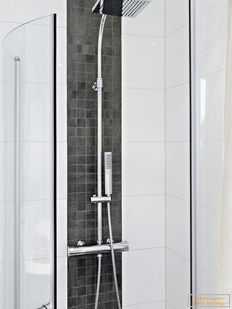 Interiér moderního sprchového bytu ve Švédsku