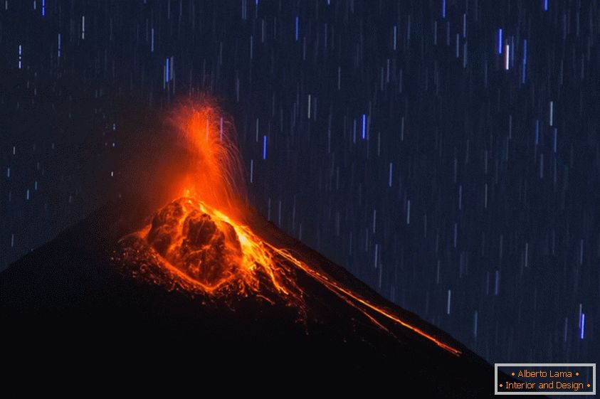 Sopečná erupce на фоне звёздного неба