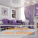 Obývací pokoj s fialovou pohovkou