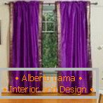 Pokoj s purpurovými závěsy na okně