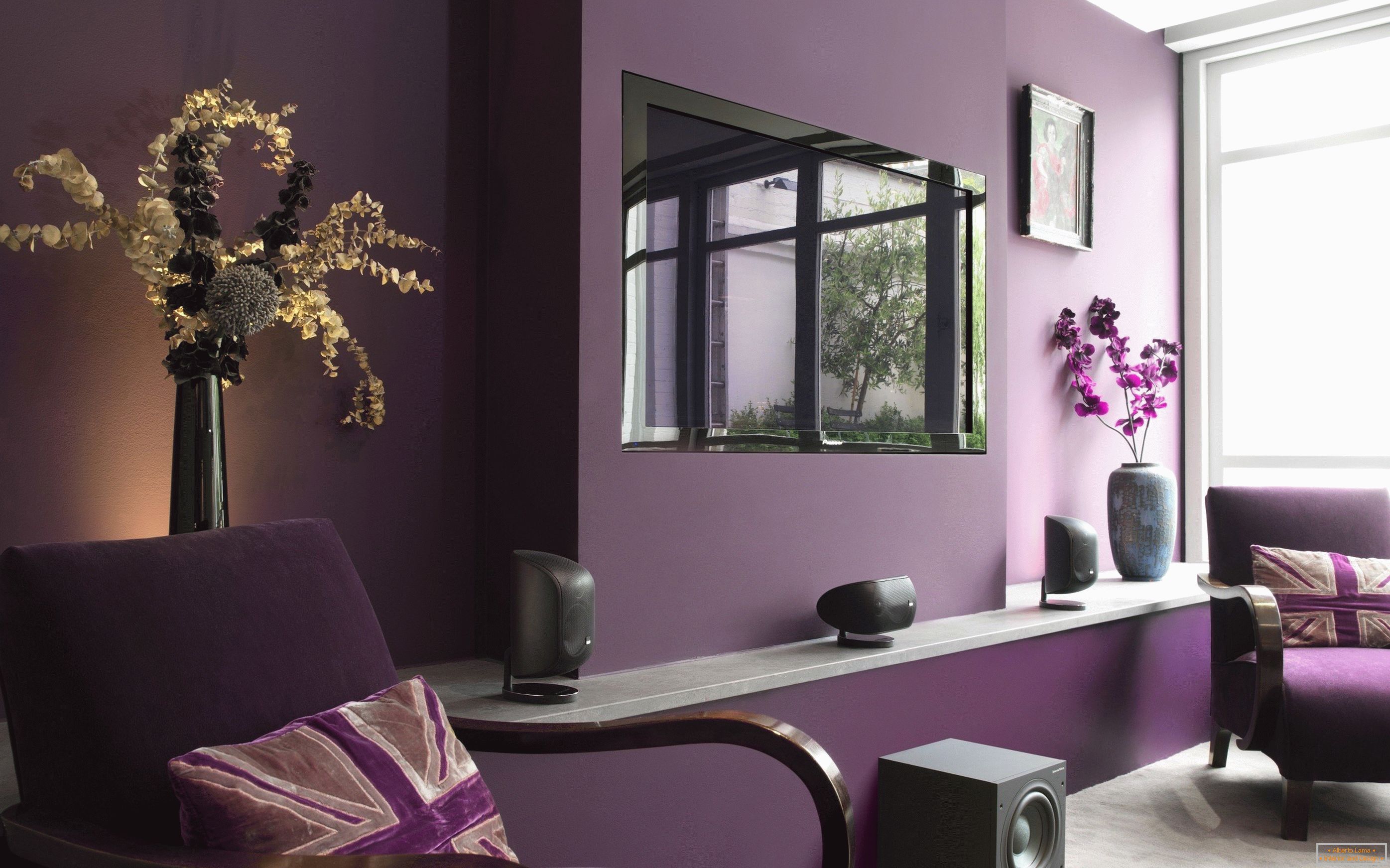 Fialová barva v interiéru obývacího pokoje