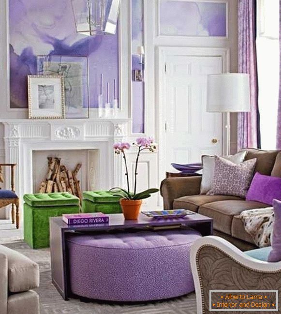 Světlá fialová v obývacím pokoji s krbem