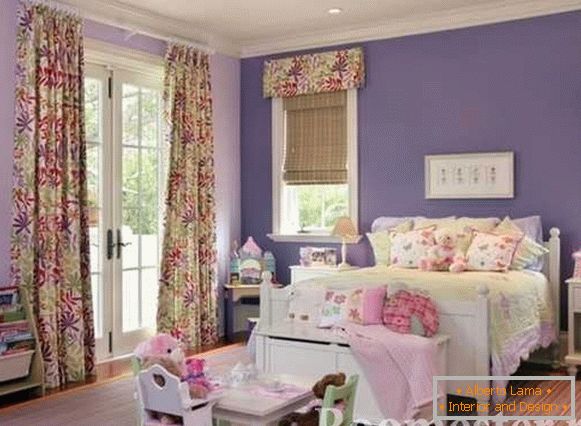 Dětský pokoj v fialových květinách