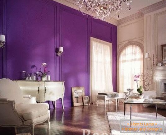 Fialová barva v interiéru obývacího pokoje комнаты
