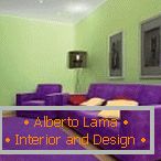 Fialový nábytek a zelené stěny