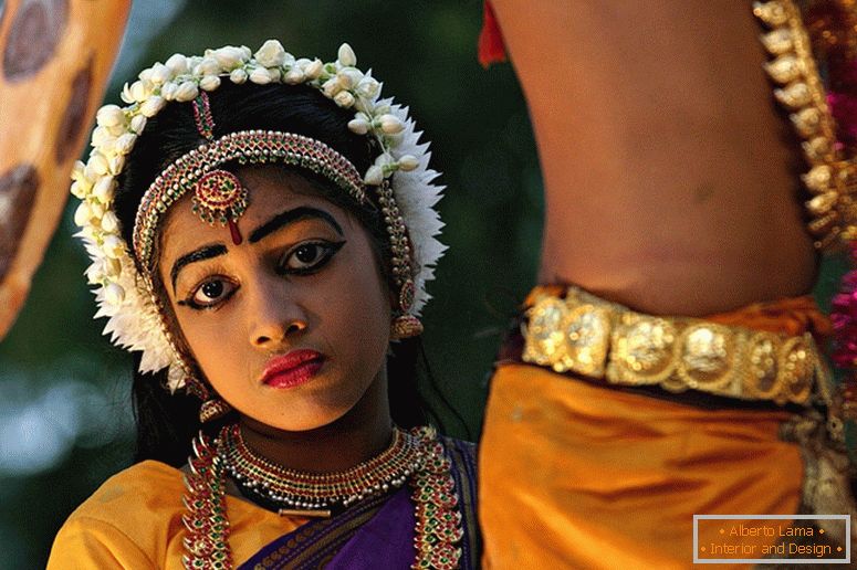 Dívka v indických kostýmech