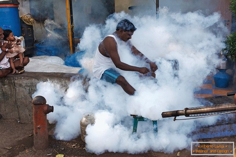 Muž v kouři, Indie