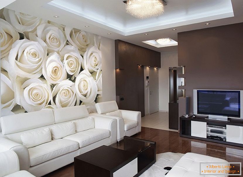Bílé růže na zeď v obývacím pokoji
