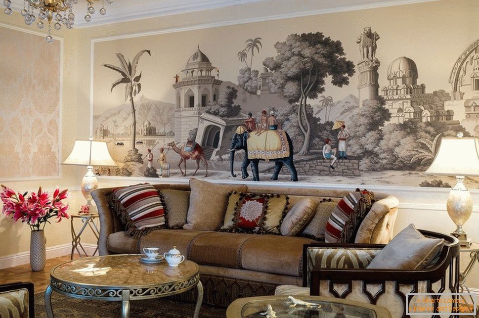 Interiér obývacího pokoje s freskou na zdi
