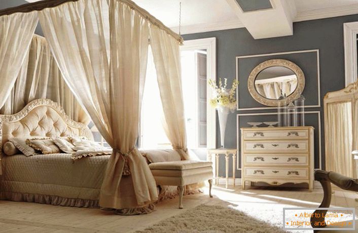 Velká postel s postelí v barokní ložnici.