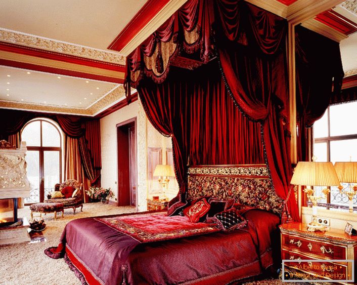Masivní jasný šarlatový kabát dokonale zapadá do celkového obrazu interiéru. Zajímavá kombinace baldachýnu nad postelí a záclon.